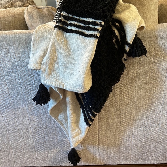 Tufted Corner Tassel Blanket- brand new - Picture 4 of 5